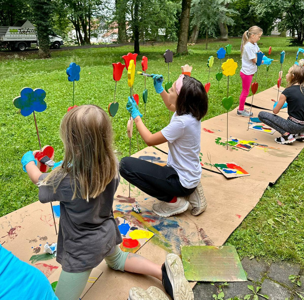 Kindergruppe-beim-Bemalen-von-Blumen